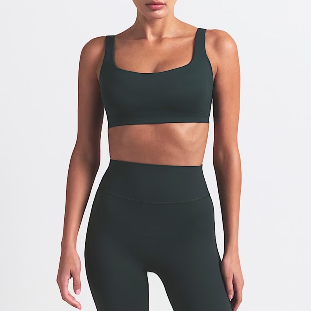 NikeSKIMS MATTE SCOOP NECK
BRA | DARK TEAL